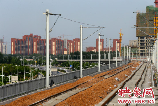 現(xiàn)代化的城際鐵路為日新月異的城市發(fā)展帶來了新的活力。