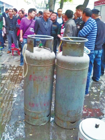 這兩個大塊頭沒事，眾人懸著的心平靜下來。