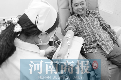 昨天，有市民看了商報(bào)報(bào)道后，前往獻(xiàn)血點(diǎn)獻(xiàn)血 記者 張郁/攝