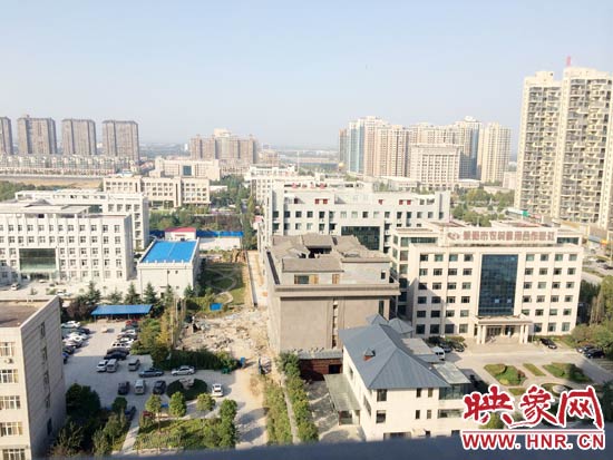 一座4層的建筑樓頂蓋上了四合院。