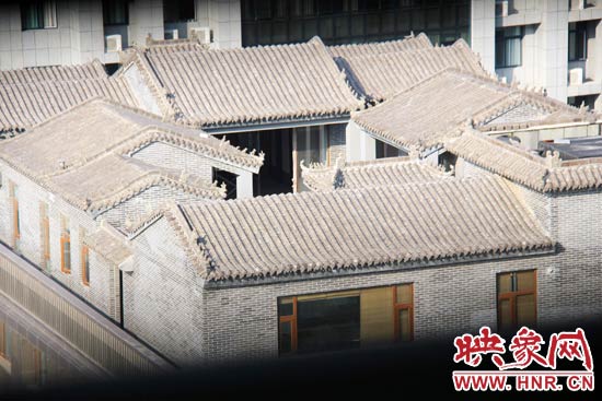 這座建筑里面的裝修奢華考究，門窗和吊頂均為紅木。