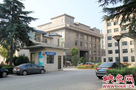 據(jù)這座建筑的一名工作人員稱，整座建筑為海龍集團(tuán)所有，房屋建成之后用作公司紅木家具展示。