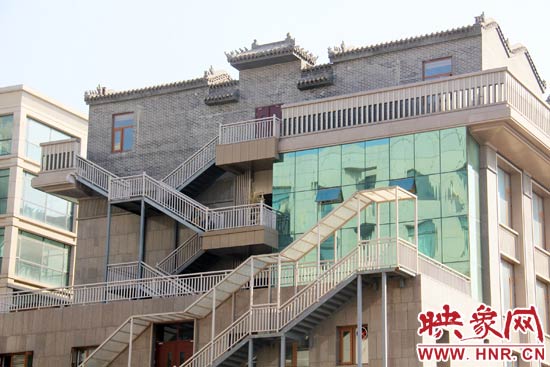 這座建筑的背面，已建好步梯。