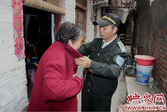 一馬路社區(qū)的巡防隊(duì)員們經(jīng)常前來(lái)幫助老人。