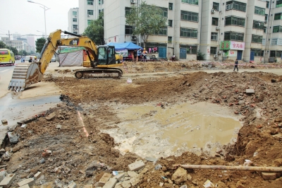 漢江路與行云路口，施工挖斷天然氣管道。