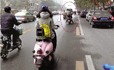 女摩的司機(jī)騎得飛快，闖了3次紅燈