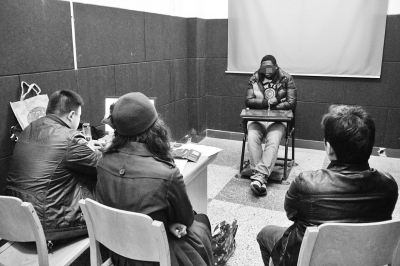 警方通過翻譯依法訊問嫌疑人 警方通過翻譯依法訊問嫌疑人