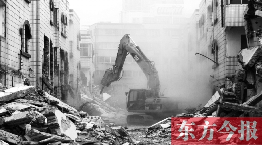 昨日，鄭州市棗莊社區(qū)拆遷現(xiàn)場，揚塵漫天，附近居民叫苦不迭