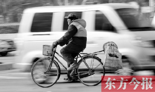 昨日，鄭州市中州大道上，穿梭于車流中上崗的環(huán)衛(wèi)工