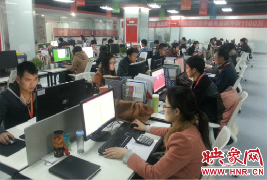 河南省電子商務(wù)產(chǎn)業(yè)園里，電商運營商河南杰夫成交3500萬元，其中淘寶河南館占了七成。