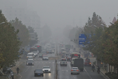 被霧、霾同時(shí)籠罩的市區(qū)道路