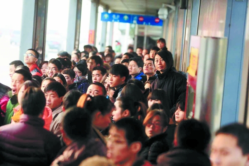 早高峰期，很多上班族在此換乘