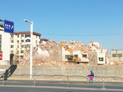航海路秦嶺路口的閆垌村拆遷現(xiàn)場，看不到防塵措施。