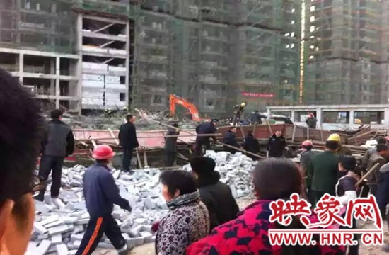 圖為事故現(xiàn)場情況，當?shù)厝罕姽﹫D。