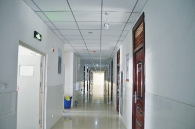 像這樣的攝像頭，宿舍樓里每層安裝了7個(gè)。