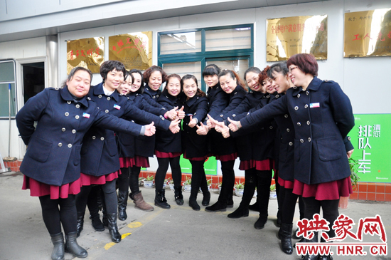 1月6日， 鄭州公交四公司一車隊104路公交線路的女車長們換上了新冬裝，讓人耳目一新。