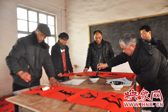 鞏義市魯莊鎮(zhèn)農(nóng)民書(shū)法愛(ài)好者正在寫(xiě)春聯(lián)。