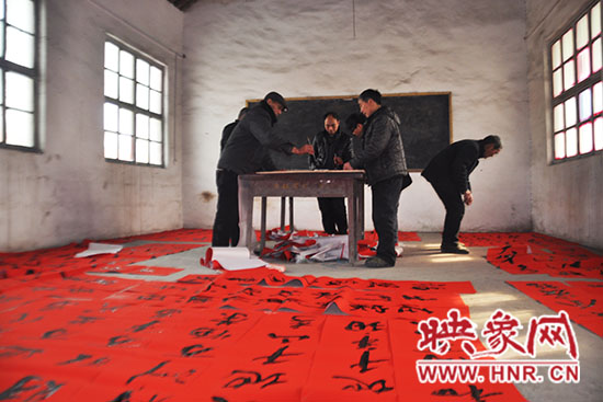 目前已經(jīng)書(shū)寫(xiě)了超過(guò)一萬(wàn)幅春聯(lián)。