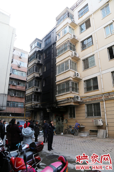 從一樓到六樓的外墻一片漆黑。