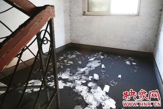 一樓到六樓的樓道內(nèi)都是黑色的煙塵。