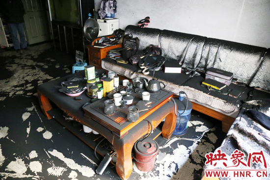 一樓住戶的家中到處都是黑煙灰兒，無(wú)法居住。