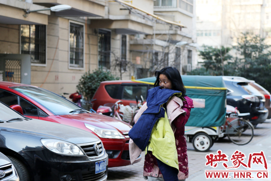 一名女孩的面容被熏黑。