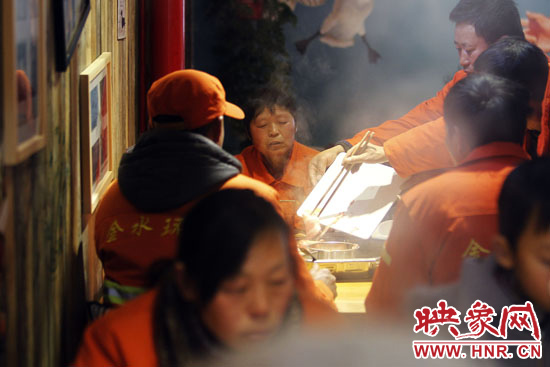 鄭州黃河路衛(wèi)生路附近一家火鍋店，宴請130名環(huán)衛(wèi)工人吃火鍋。