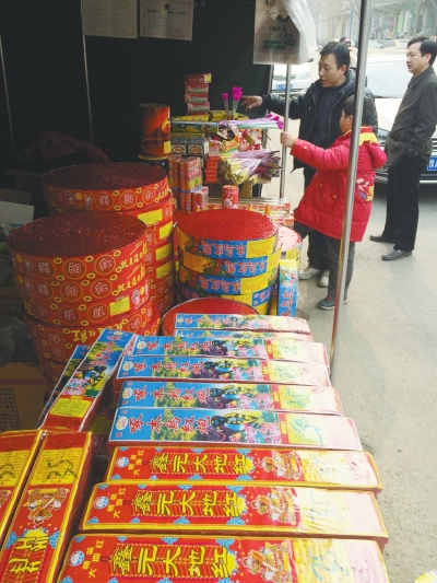 一家鞭炮攤兒前，只有少數(shù)人駐足購(gòu)買(mǎi)。