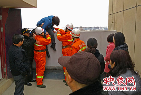 消防隊員和巡防隊員、民警將最后一名女子從樓頂救下。