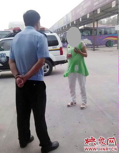 民警把這名女子送到了蘭考汽車(chē)站，給她買(mǎi)了回老家濮陽(yáng)的車(chē)票