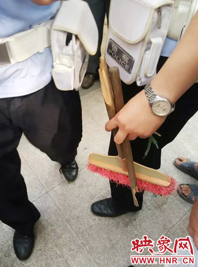 老太從環(huán)衛(wèi)工手中奪過掃帚，用腳踩斷，用力向環(huán)衛(wèi)工人的手上和腿上敲去。