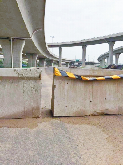 京廣快速路北延地面道路北三環(huán)入口處，一排石墩擋道，不讓入內(nèi)。
