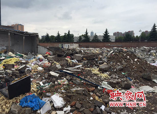 鄭東新區(qū)一菜市場(chǎng)堆滿(mǎn)垃圾