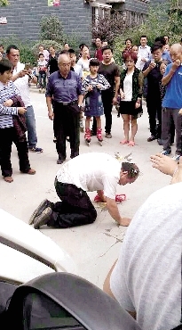 老人兒子跪在地上 網(wǎng)友圖片 老人兒子跪在地上 網(wǎng)友圖片