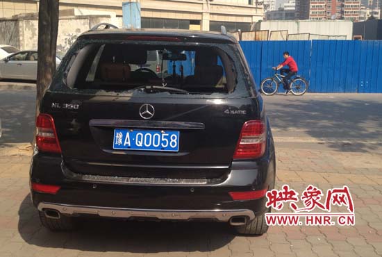 奔馳車夜停路邊被砸，損失萬元以上
