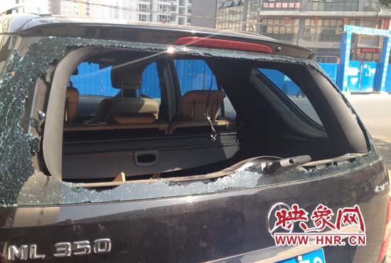 奔馳車夜停路邊被砸，損失萬元以上
