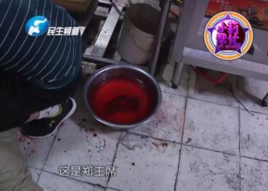 老板竟突然在廚房?jī)?nèi)割腕自殺!發(fā)現(xiàn)意外情況后，小莉趕緊對(duì)傷者進(jìn)行包扎，并撥打了120急救電話。