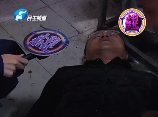 老板竟突然在廚房?jī)?nèi)割腕自殺!發(fā)現(xiàn)意外情況后，小莉趕緊對(duì)傷者進(jìn)行包扎，并撥打了120急救電話。
