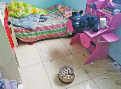 在理發(fā)店死者居住的臥室內(nèi)，地上放有一個(gè)大煤球。