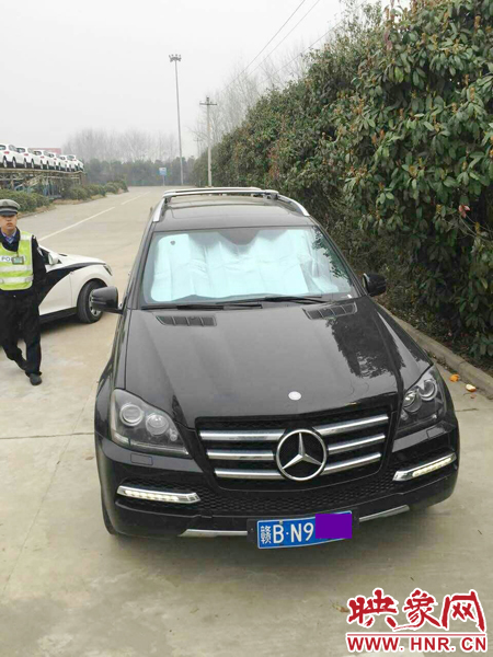 江西男子奔馳車中睡覺一氧化碳中毒，周口高速交警及時發(fā)現(xiàn)。