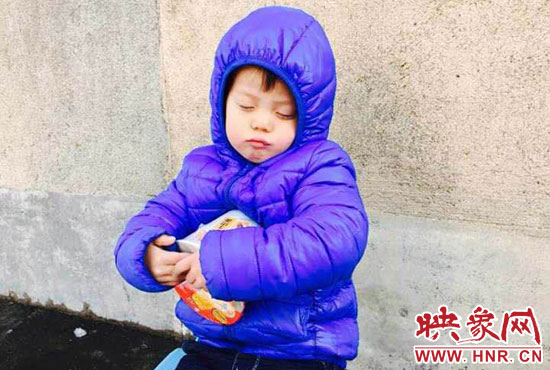 5歲娃冰天雪地睡著。