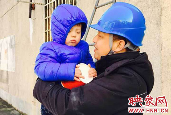 電工抱起孩子時(shí)，孩子還在睡。