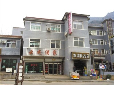 今年，胡萬林涉嫌非法行醫(yī)的地點(diǎn)，就在這座農(nóng)家賓館內(nèi)。