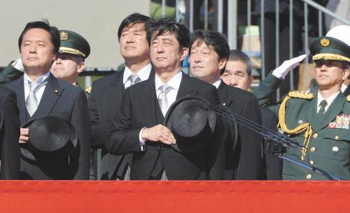 　27日上午，日本首相安倍晉三在琦玉縣的自衛(wèi)隊朝霞訓練場出席陸上自衛(wèi)隊年度閱兵式