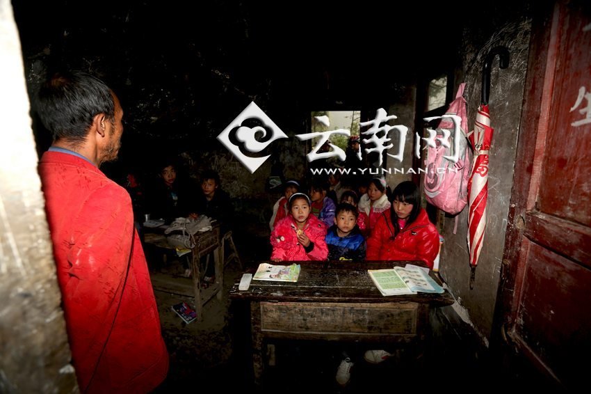 小學里只有兩個班，大點的孩子無法升入高年級，只得從一年級再讀起，就像復讀機。