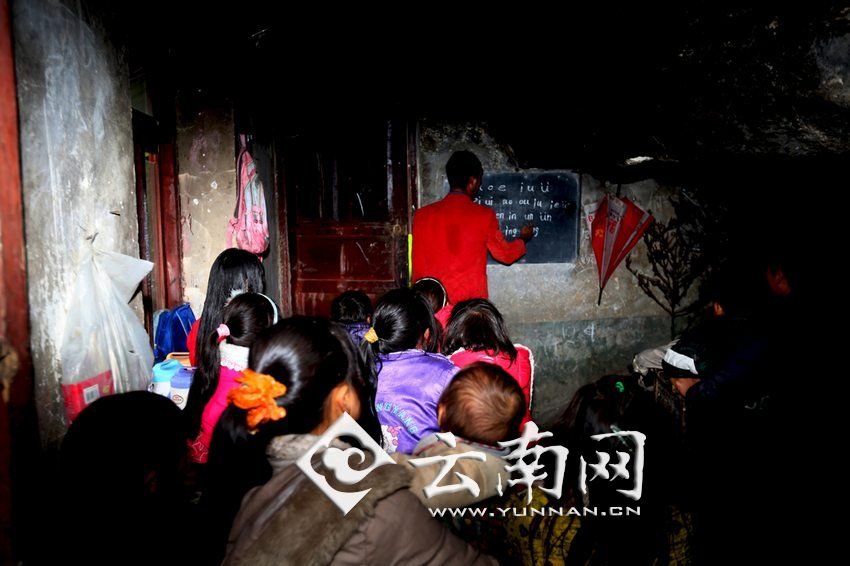 由于受到當?shù)厝似缫?，大鍋圈的孩子們沒有外出求學的機會，只能在這樣的簡易房里學習