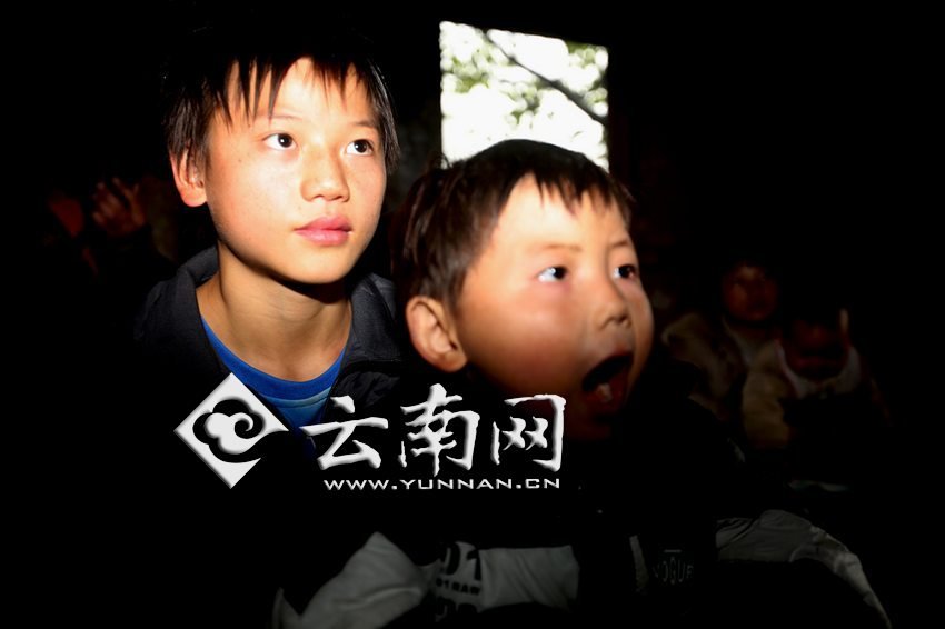 孩子認真地跟著袁老師讀拼音。徐弘毅 攝