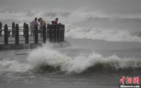 圖為11月10日，受臺風“海燕”影響，三亞海邊風大浪急。尹海明 攝
