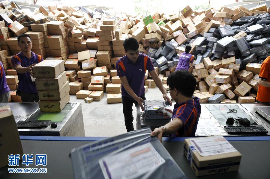 11月11日，在圓通公司廣州一處分揀站，工作人員加緊掃描快件。