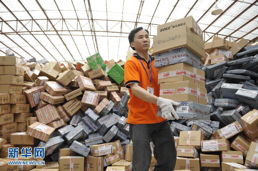 　11月11日，在圓通公司廣州一處分揀站，工作人員加緊處理堆積如山的快件。